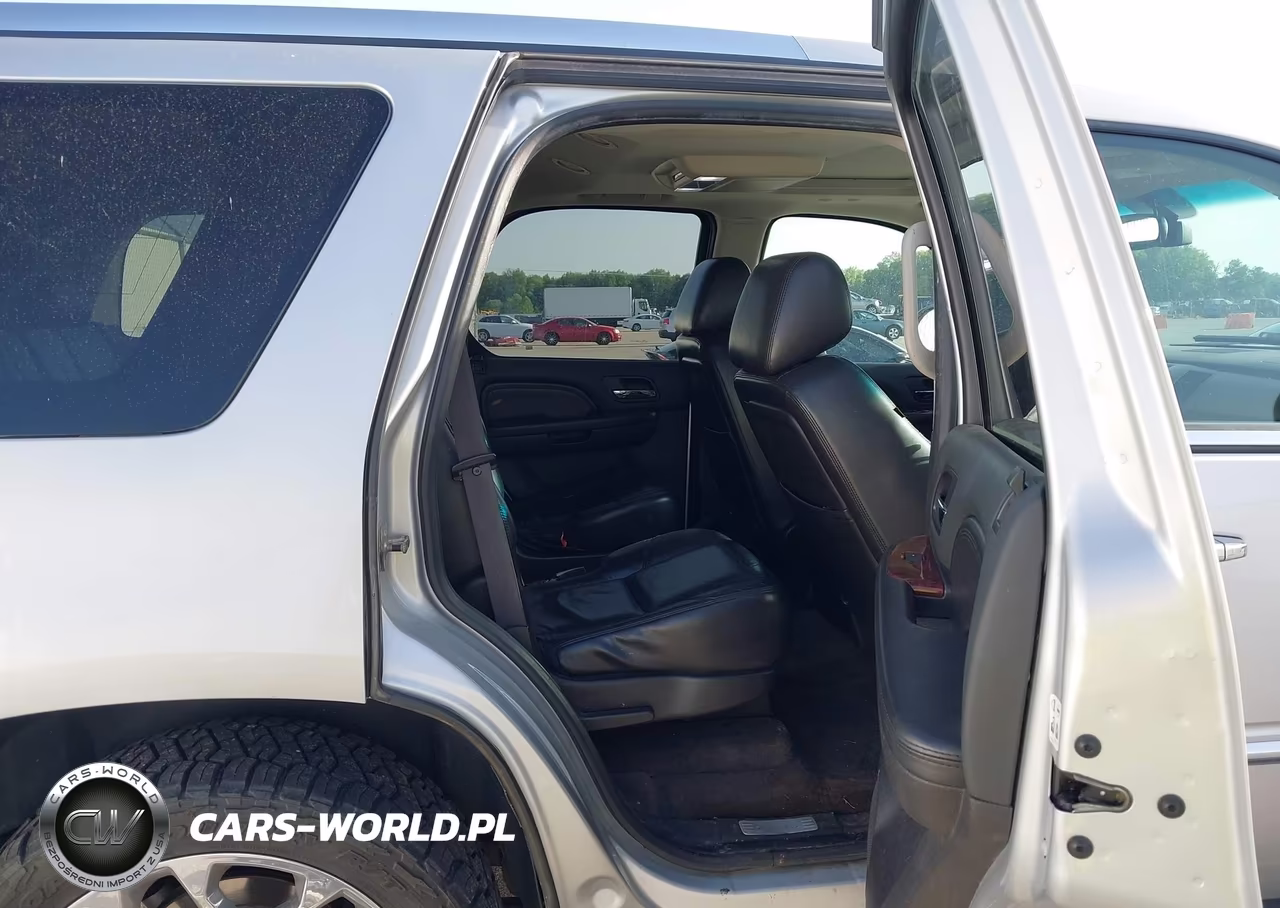 2010 Cadillac Escalade Luxury VIN:1GYUKBEF5AR180751 - 8