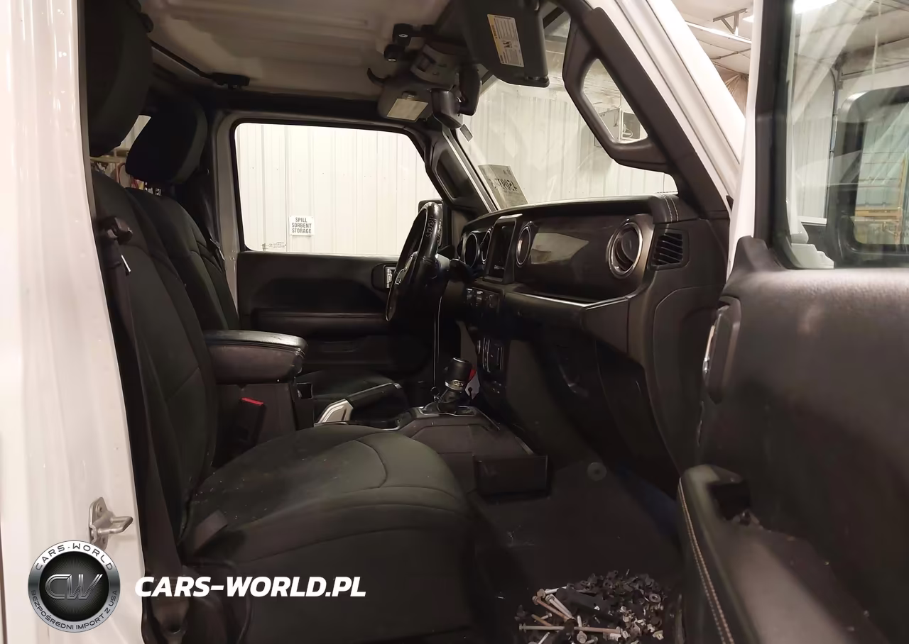 2018 Jeep Wrangler Unlimited Sahara 4X4 VIN:1C4HJXEG3JW141349 - 5