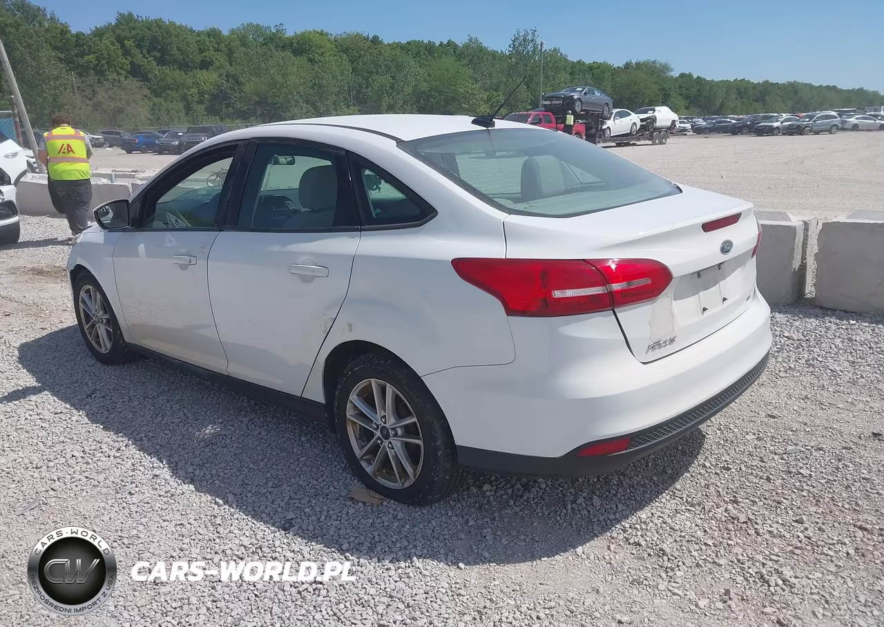 2017 Ford Focus Se VIN:1FADP3F2XHL212928 - 3