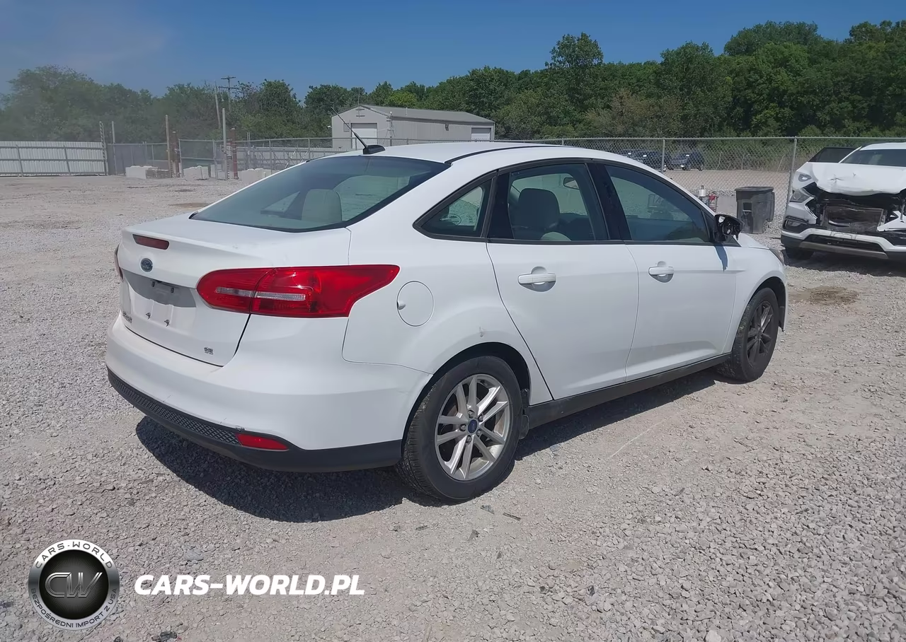 2017 Ford Focus Se VIN:1FADP3F2XHL212928 - 4