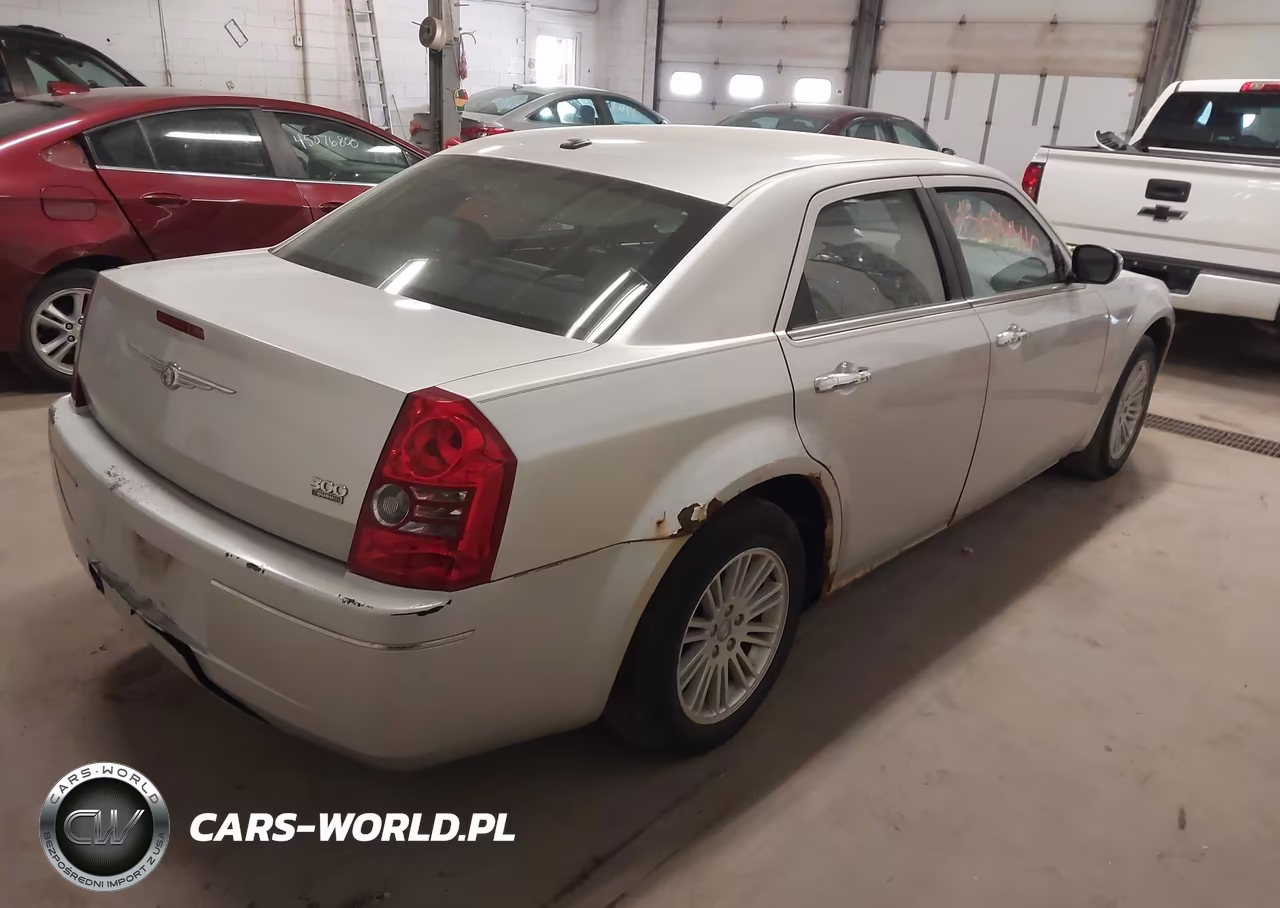 2010 Chrysler 300 Touring-Signature Series-Executive Series VIN:2C3CA5CV3AH105566 - 4
