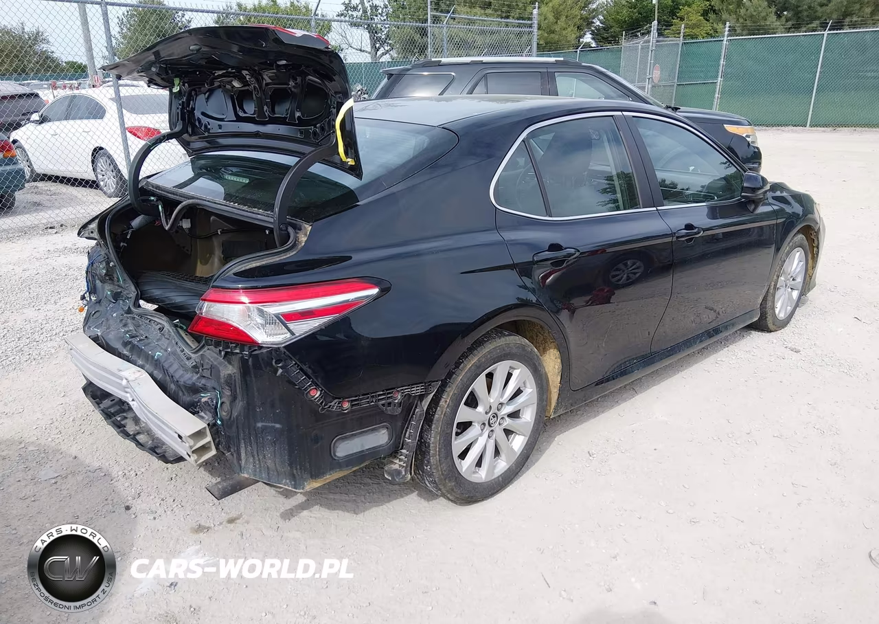 2018 Toyota Camry Le VIN:4T1B11HK5JU034362 - 4