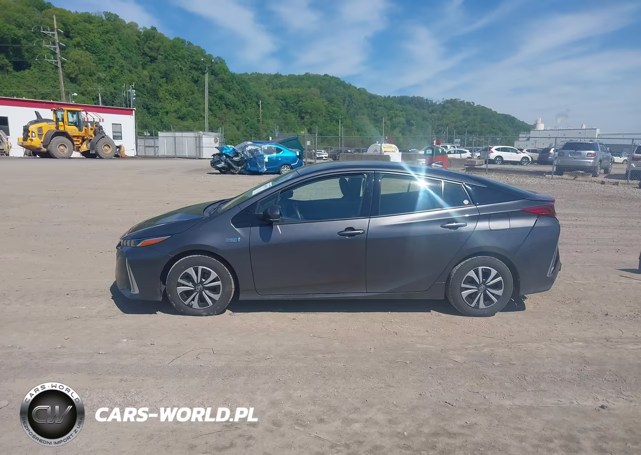 2018 Toyota Prius Prime Plus VIN:JTDKARFP2J3076155 - 15