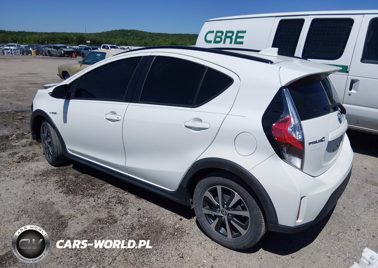 2018 Toyota Prius C One VIN:JTDKDTB34J1613756 - 3