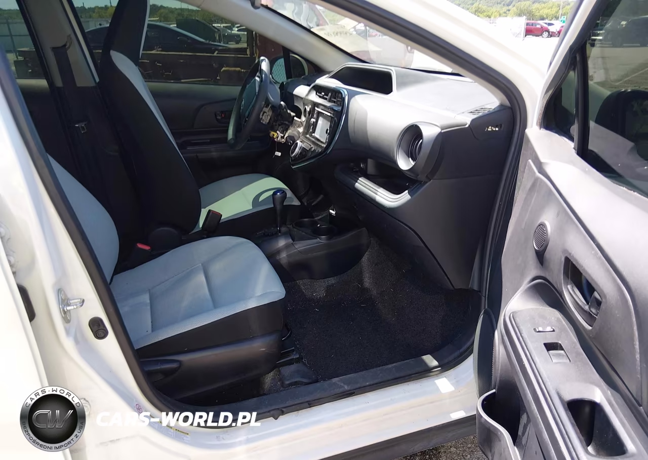 2018 Toyota Prius C One VIN:JTDKDTB34J1613756 - 5