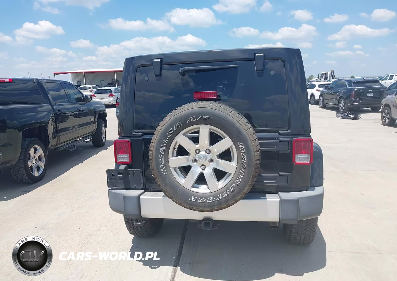 2015 Jeep Wrangler Unlimited Sahara VIN:1C4HJWEGXFL674690 - 16
