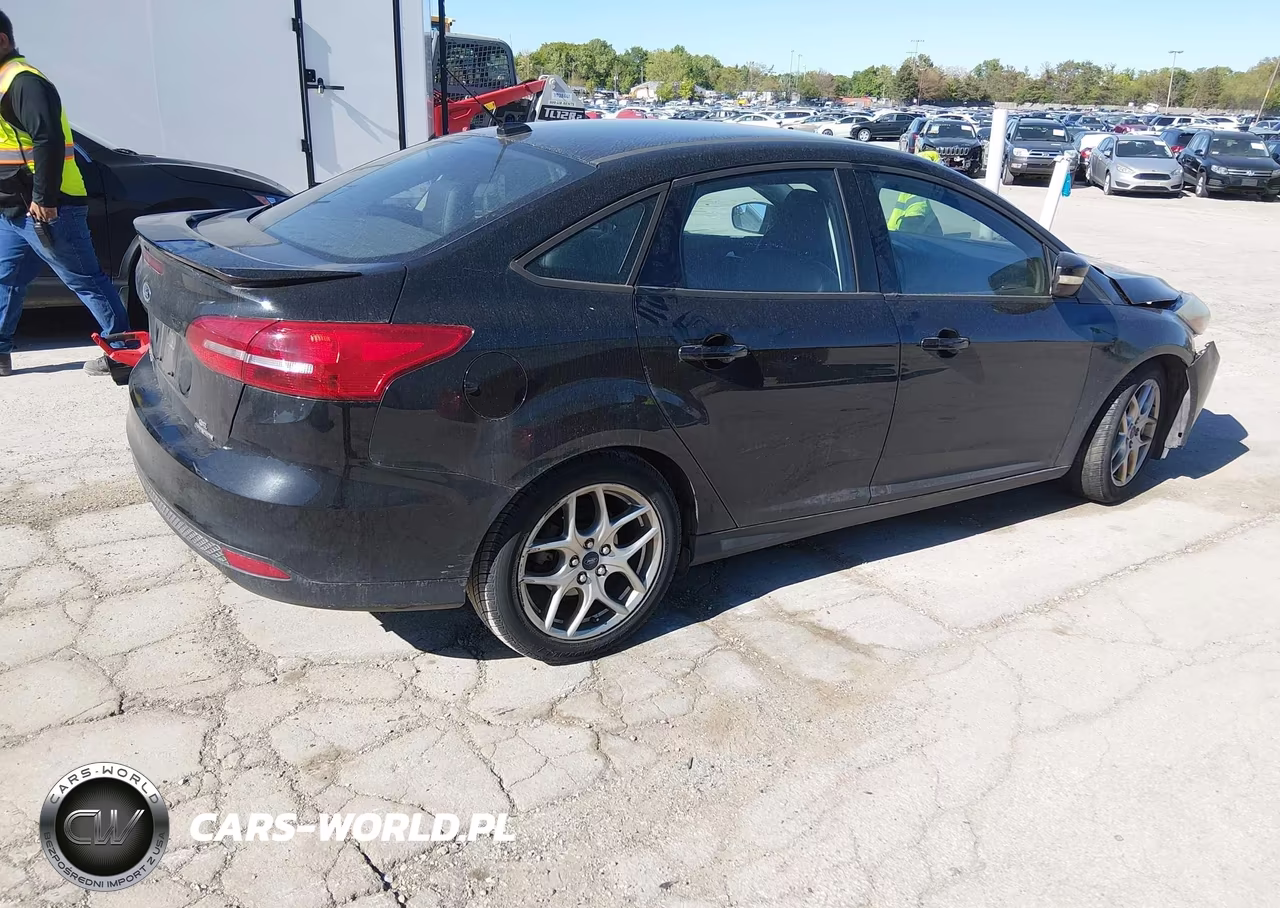 2015 Ford Focus Se VIN:1FADP3F22FL200804 - 4