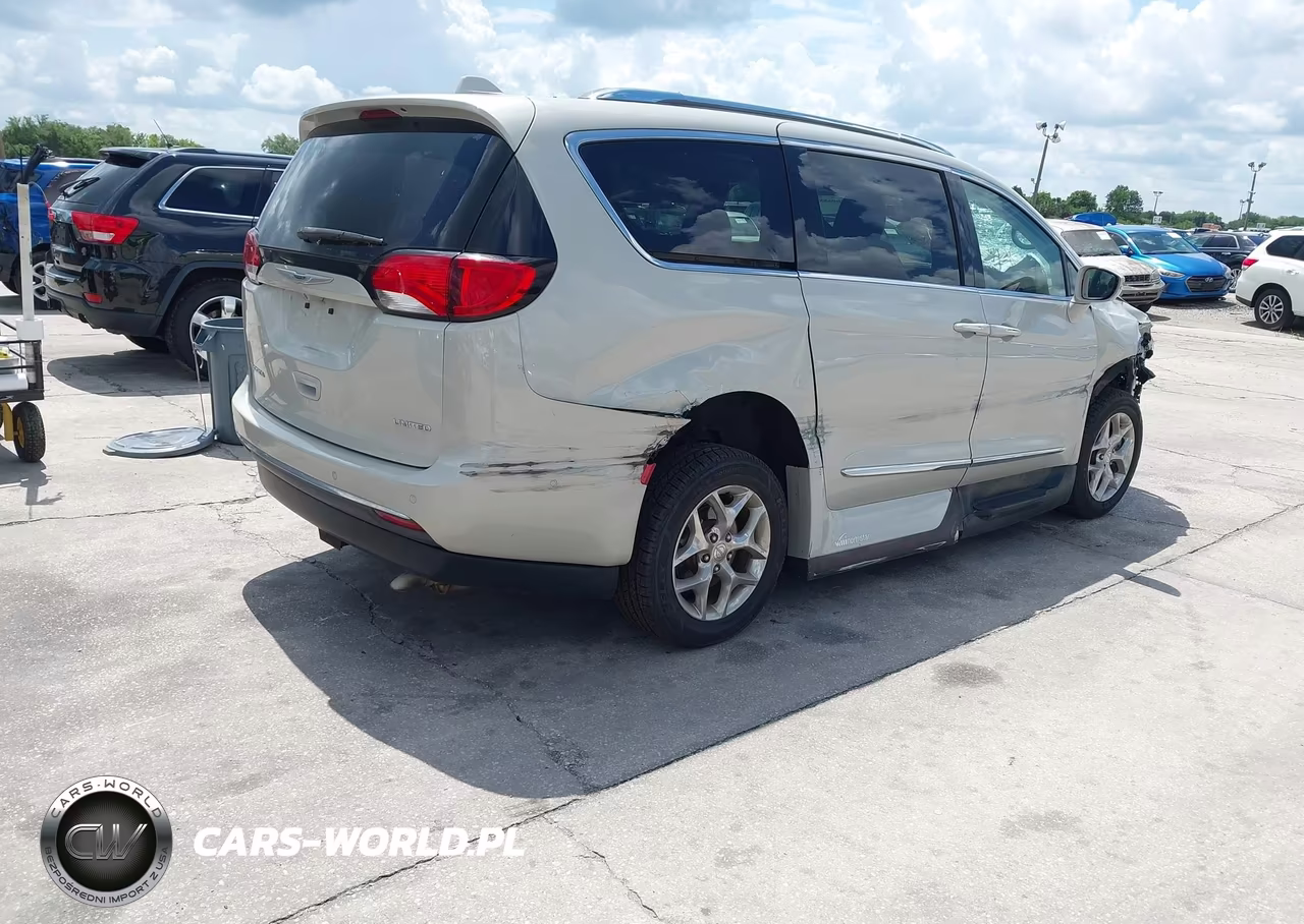 2017 Chrysler Pacifica Limited VIN:2C4RC1GG1HR764027 - 4
