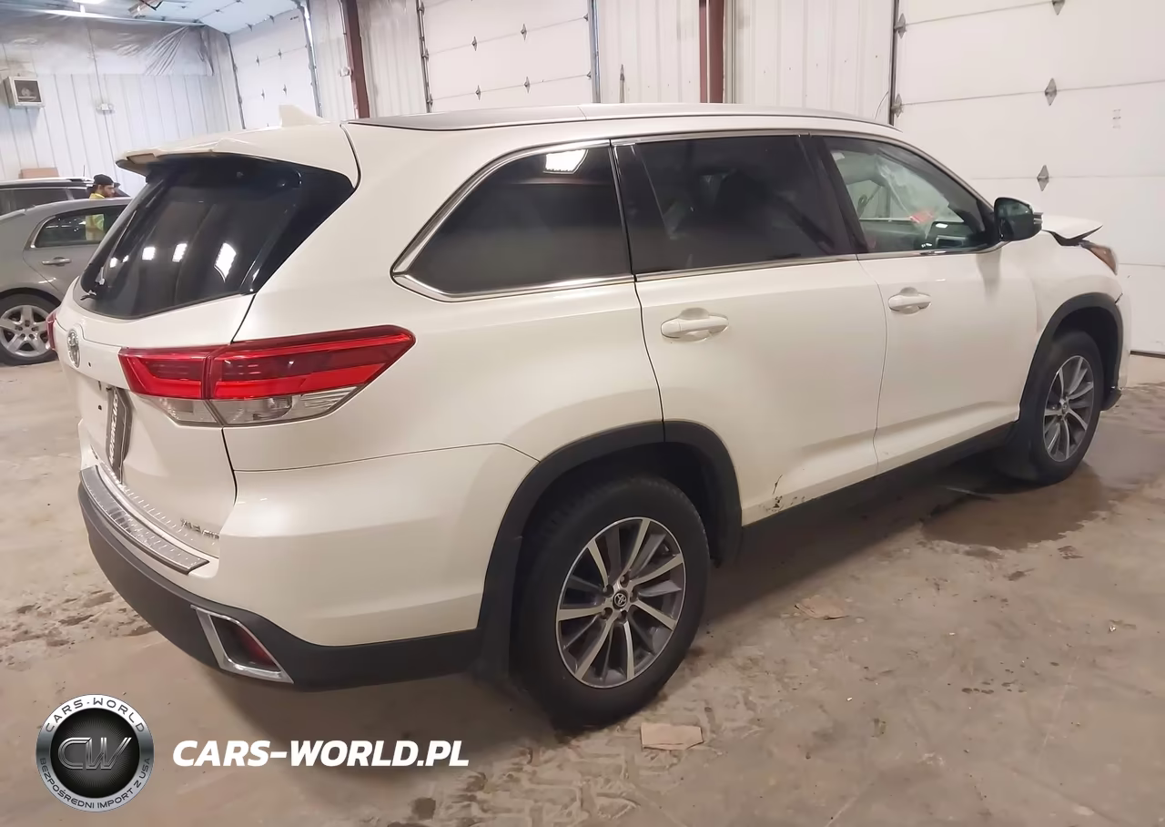 2019 Toyota Highlander Xle VIN:5TDJZRFH2KS574059 - 4
