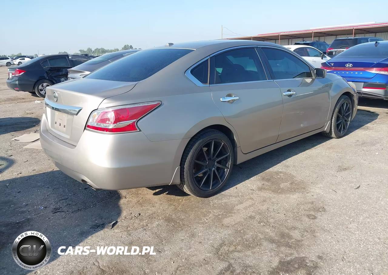2014 Nissan Altima 2.5 S VIN:1N4AL3AP1EN371161 - 4