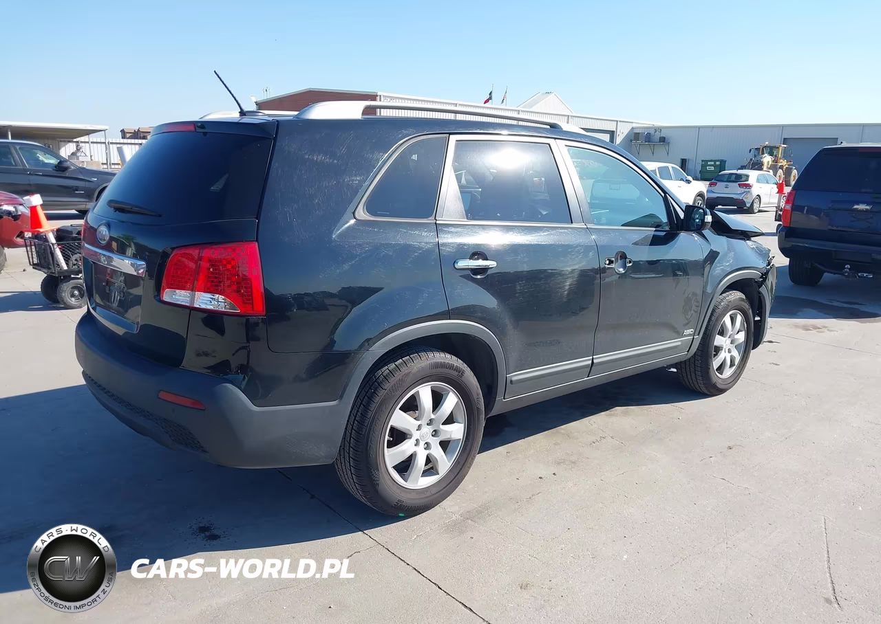 2011 Kia Sorento Lx VIN:5XYKTCA18BG070139 - 4