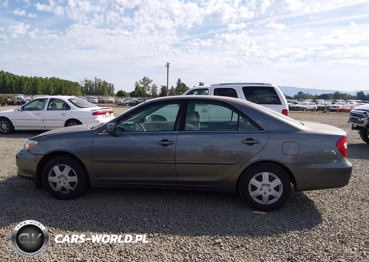 2002 Toyota Camry Le VIN:JTDBE32K420136371 - 14
