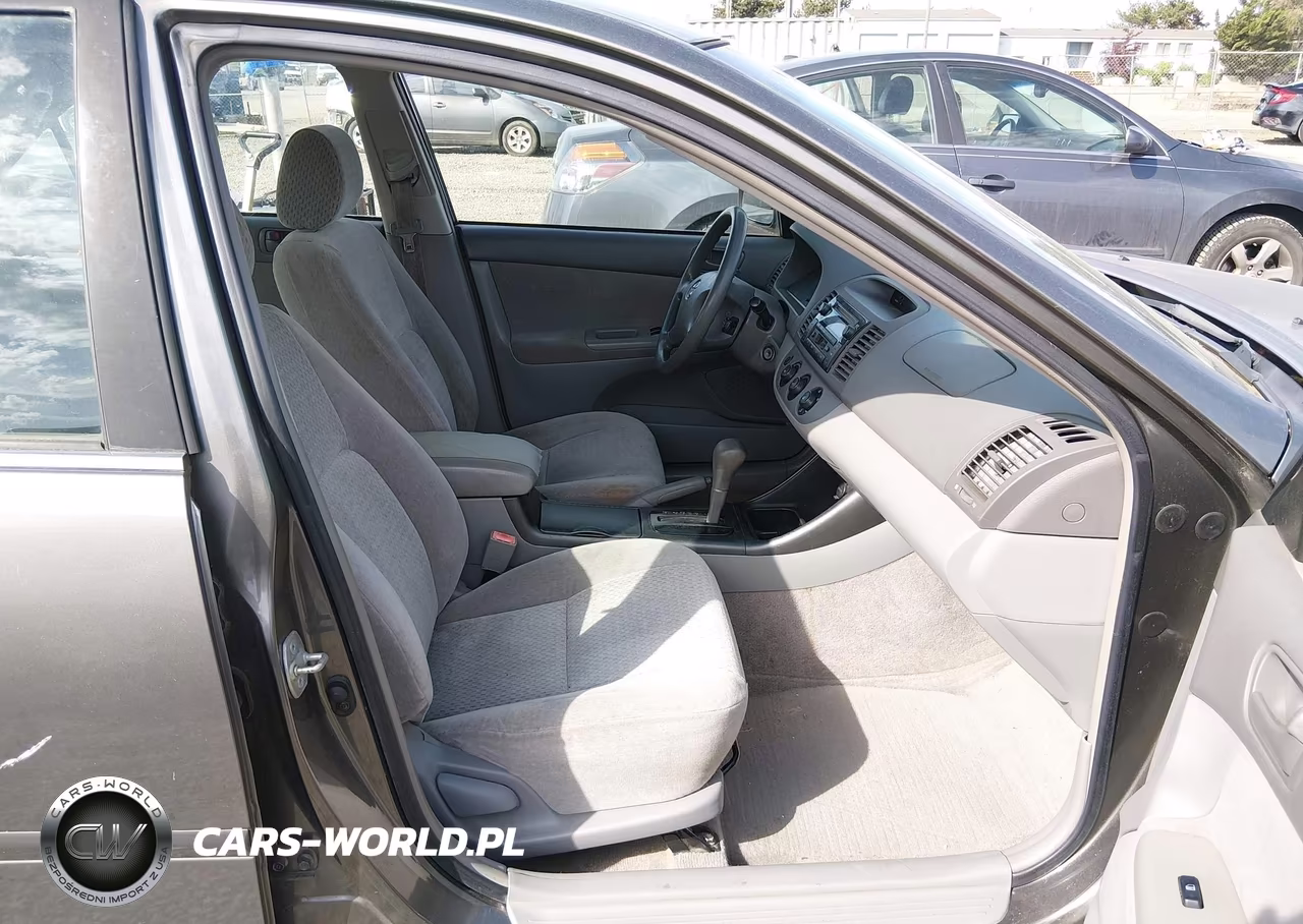 2002 Toyota Camry Le VIN:JTDBE32K420136371 - 5