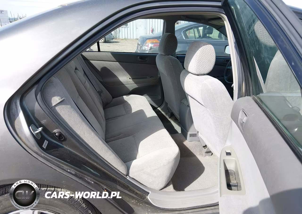 2002 Toyota Camry Le VIN:JTDBE32K420136371 - 8