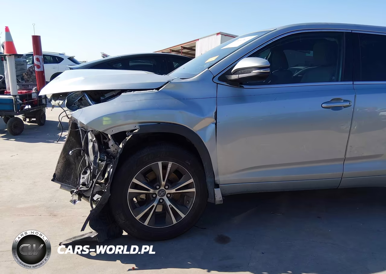 2018 Toyota Highlander Le VIN:5TDZARFH8JS041822 - 19