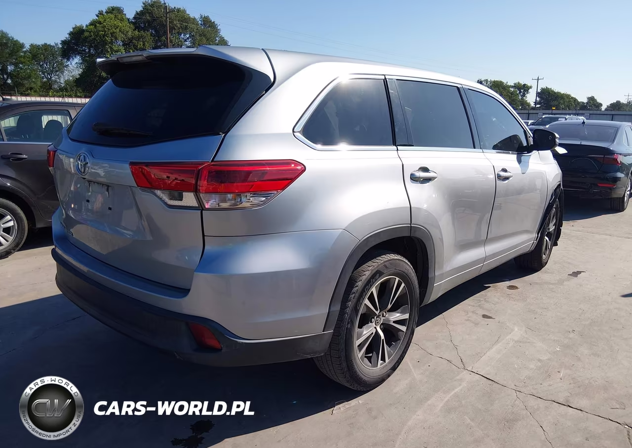 2018 Toyota Highlander Le VIN:5TDZARFH8JS041822 - 4