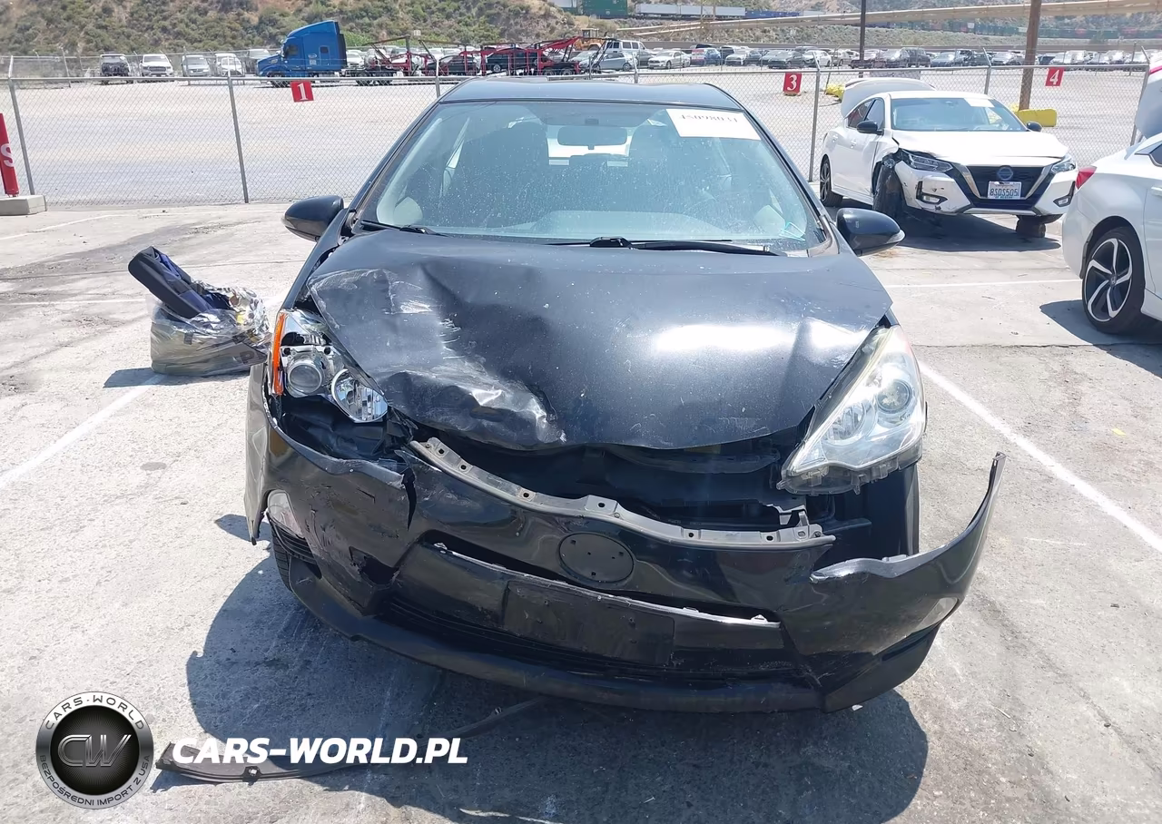 2014 Toyota Prius C Three VIN:JTDKDTB3XE1076493 - 11