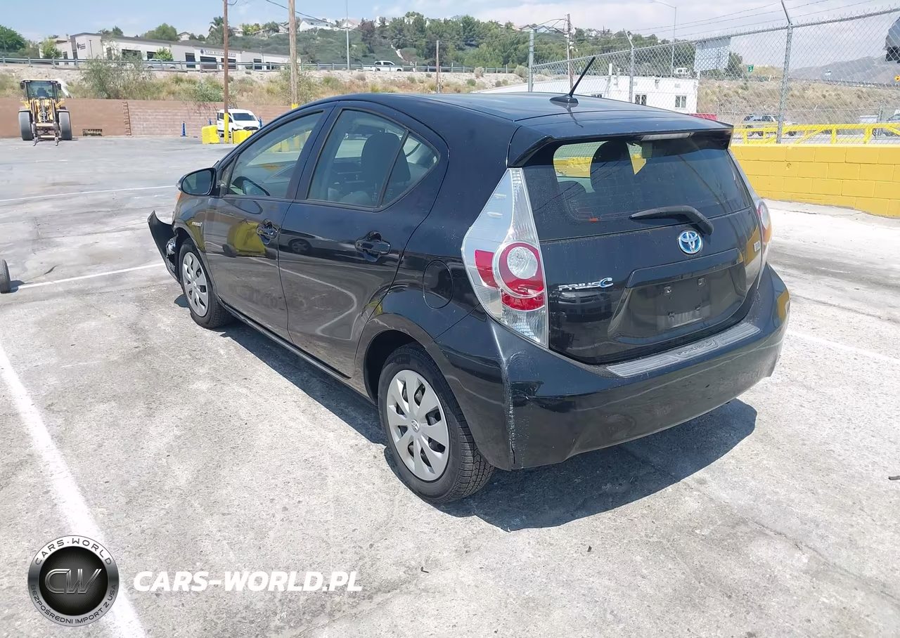 2014 Toyota Prius C Three VIN:JTDKDTB3XE1076493 - 3
