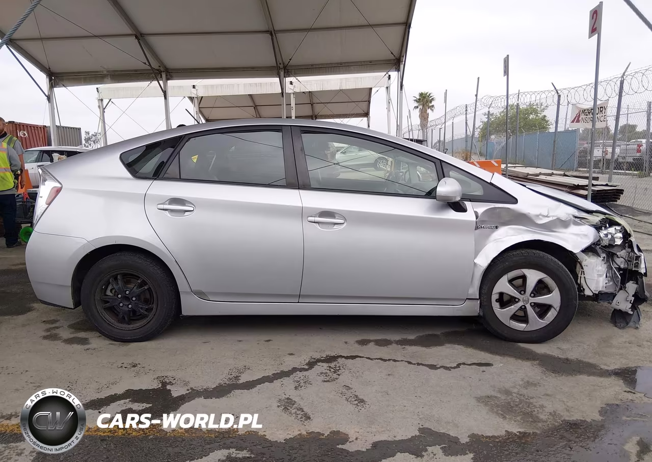 2013 Toyota Prius Two VIN:JTDKN3DU8D5565596 - 13