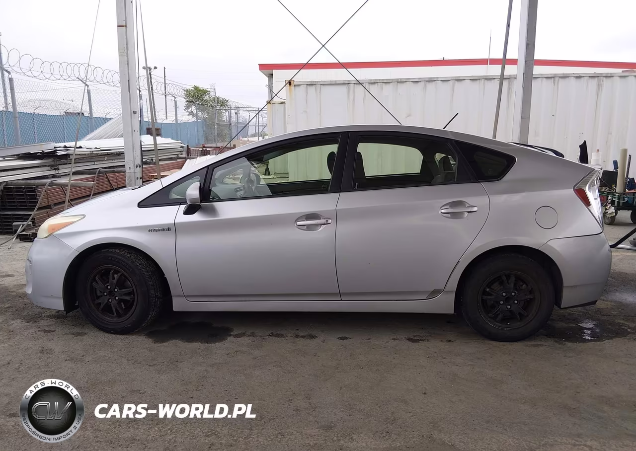 2013 Toyota Prius Two VIN:JTDKN3DU8D5565596 - 14