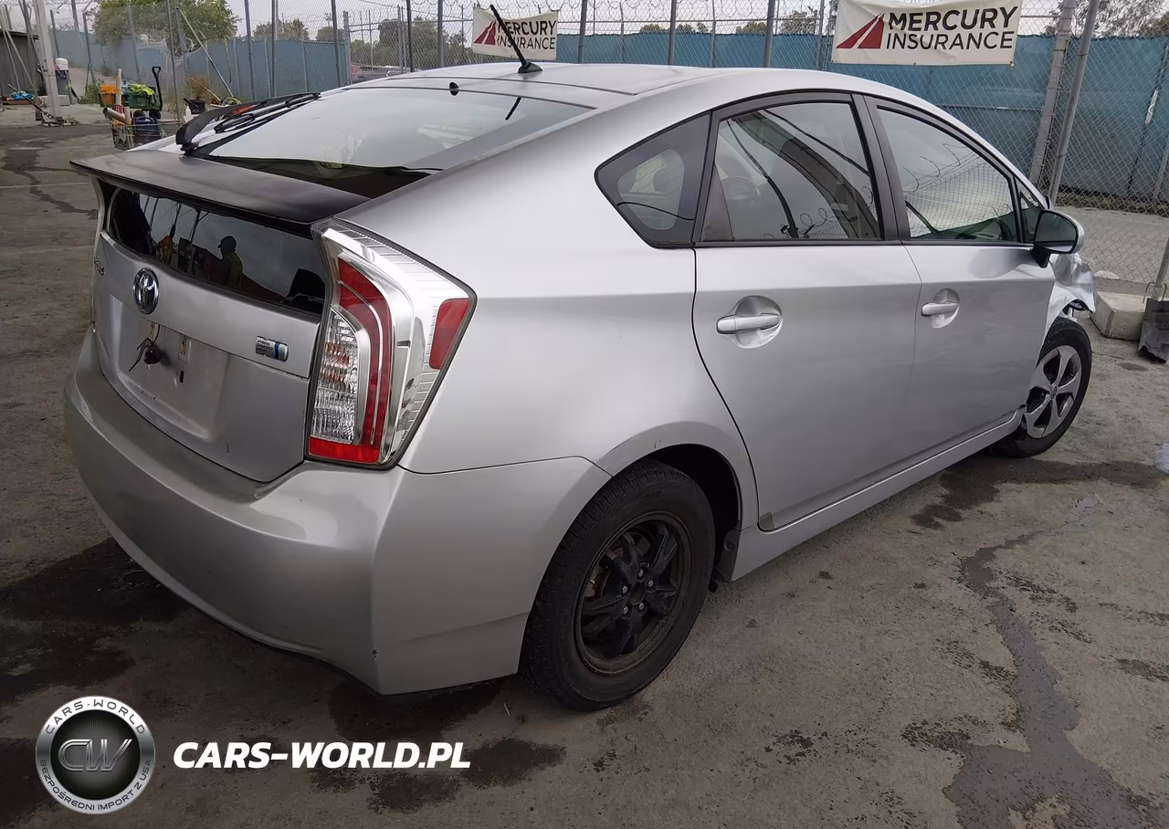 2013 Toyota Prius Two VIN:JTDKN3DU8D5565596 - 4