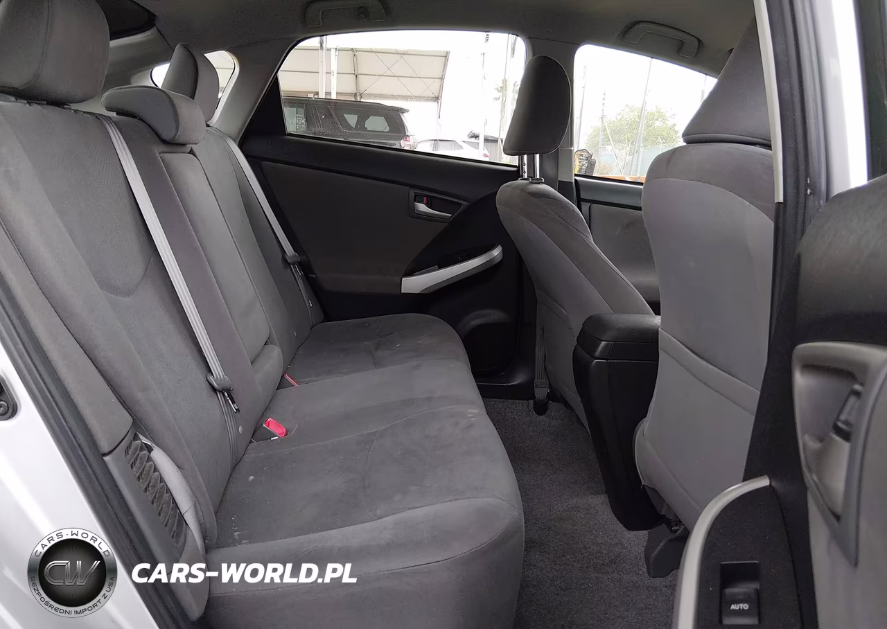 2013 Toyota Prius Two VIN:JTDKN3DU8D5565596 - 8