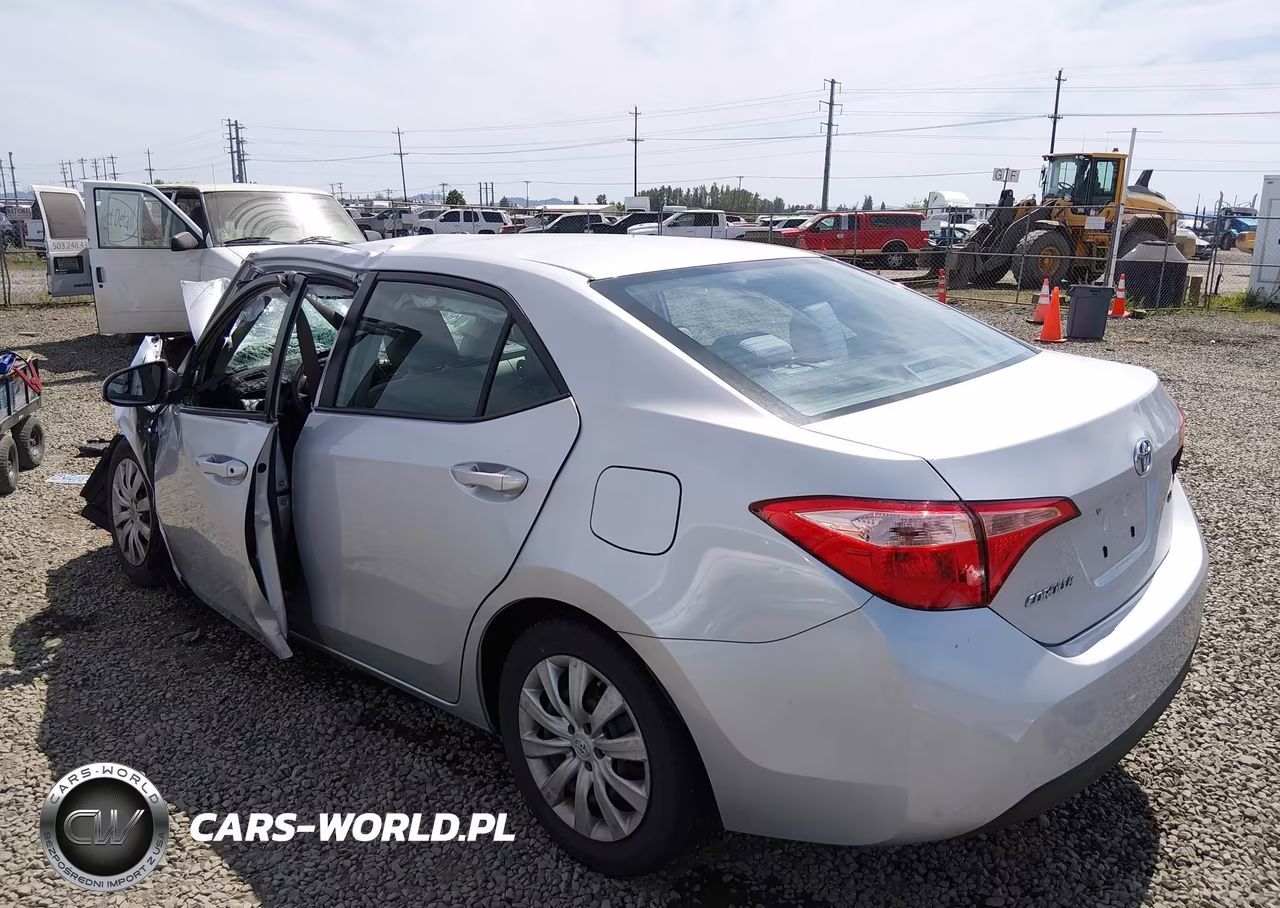 2018 Toyota Corolla Le VIN:2T1BURHE3JC041425 - 3