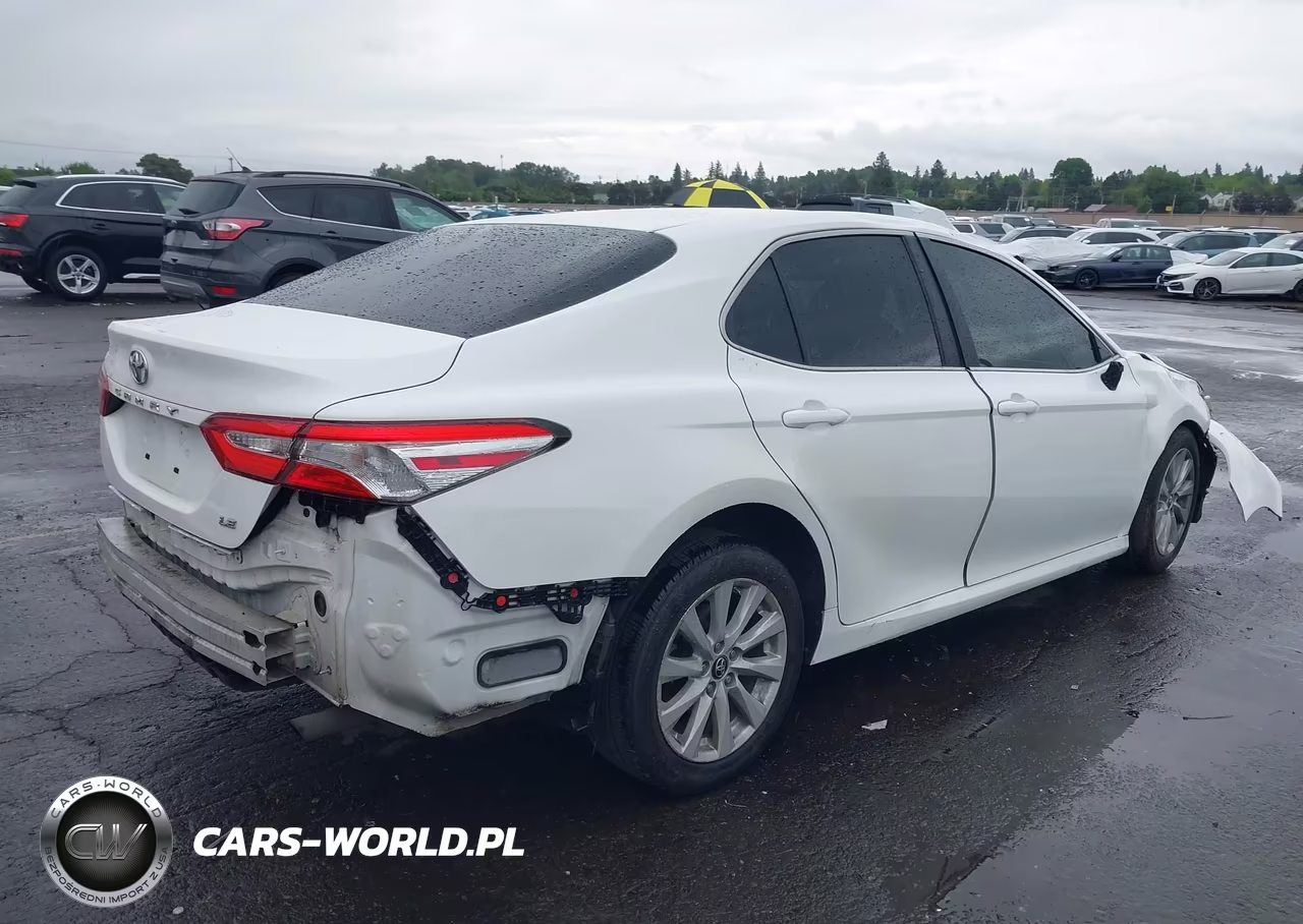 2018 Toyota Camry Le VIN:4T1B11HK0JU630107 - 4