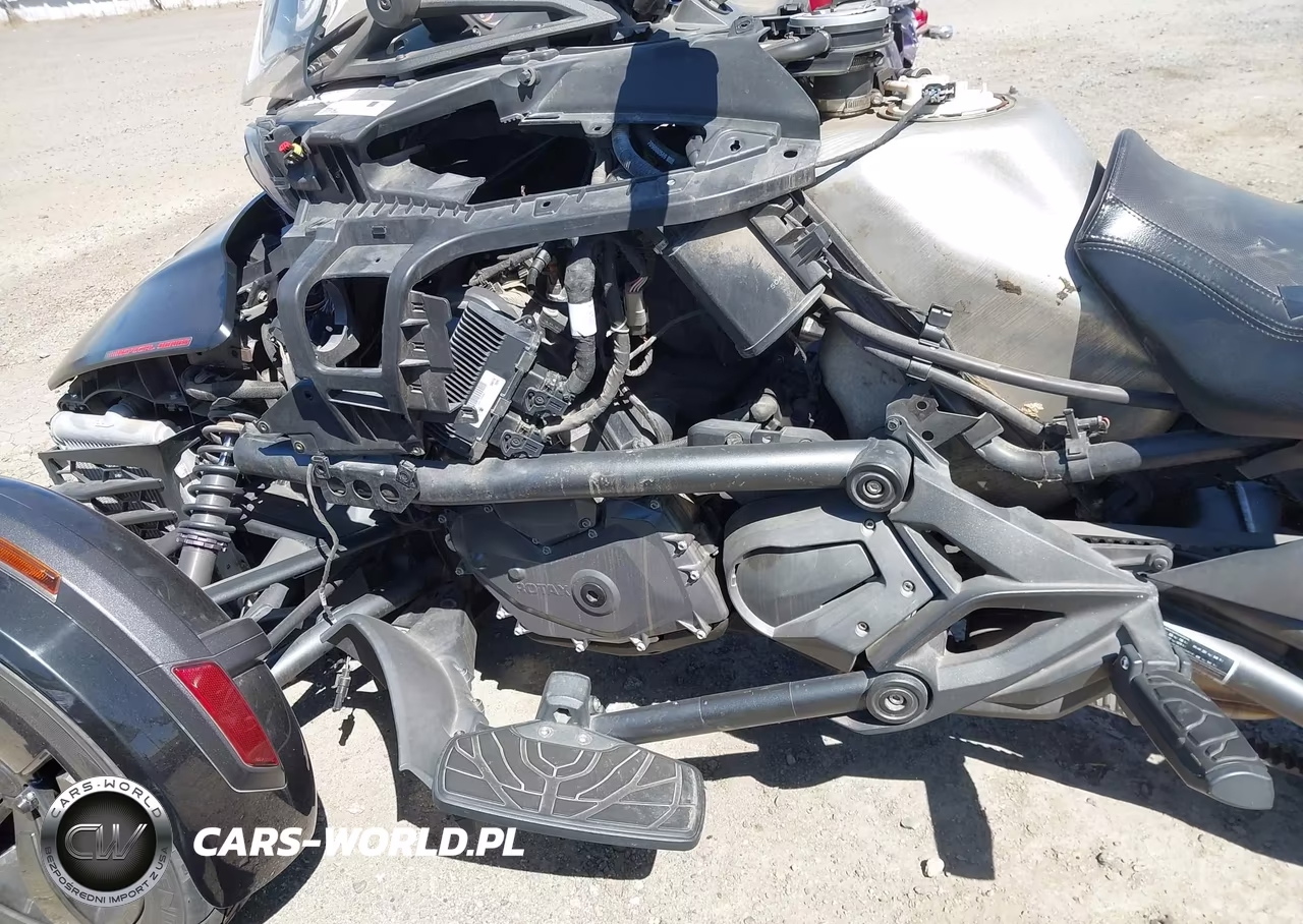 2016 Can-Am Spyder Roadster F3-F3-S-F3-S Special Ser VIN:2BXRDDD21GV000305 - 9