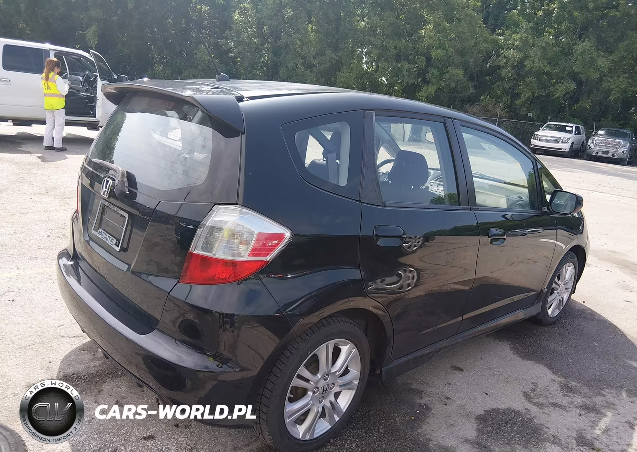 2011 Honda Fit Sport VIN:JHMGE8H55BS001987 - 4