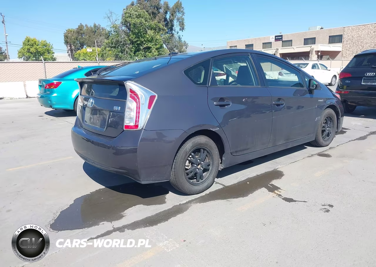 2014 Toyota Prius Three VIN:JTDKN3DU1E0375489 - 4