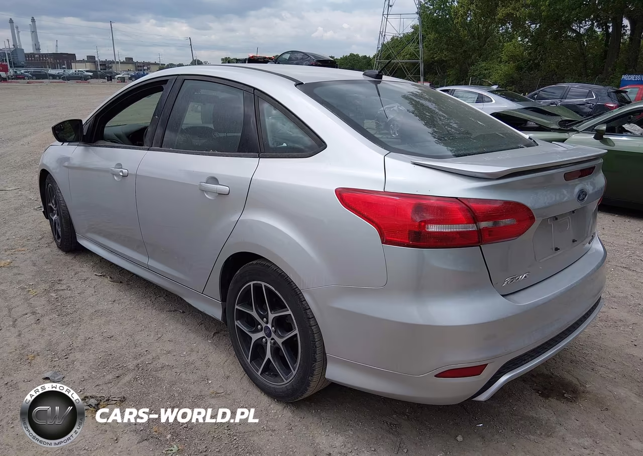 2015 Ford Focus Se VIN:1FADP3F27FL338841 - 3
