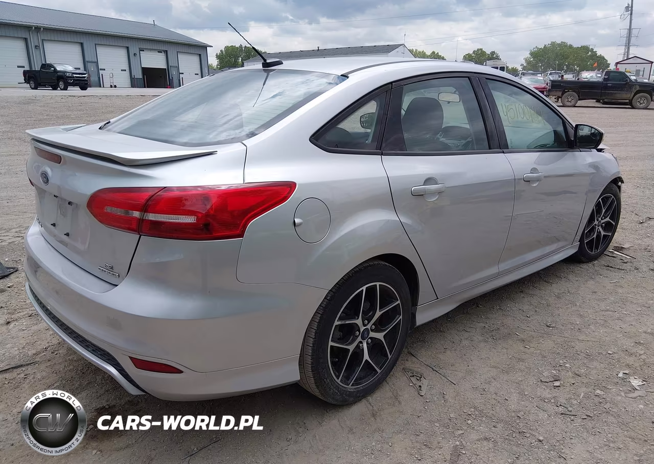 2015 Ford Focus Se VIN:1FADP3F27FL338841 - 4