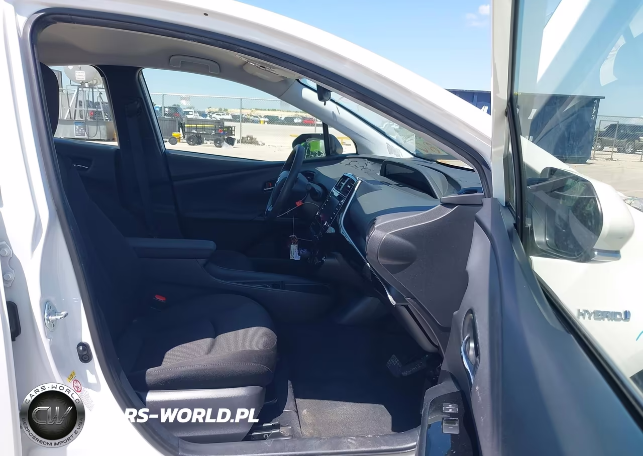 2021 Toyota Prius Le VIN:JTDKAMFU3M3144136 - 5