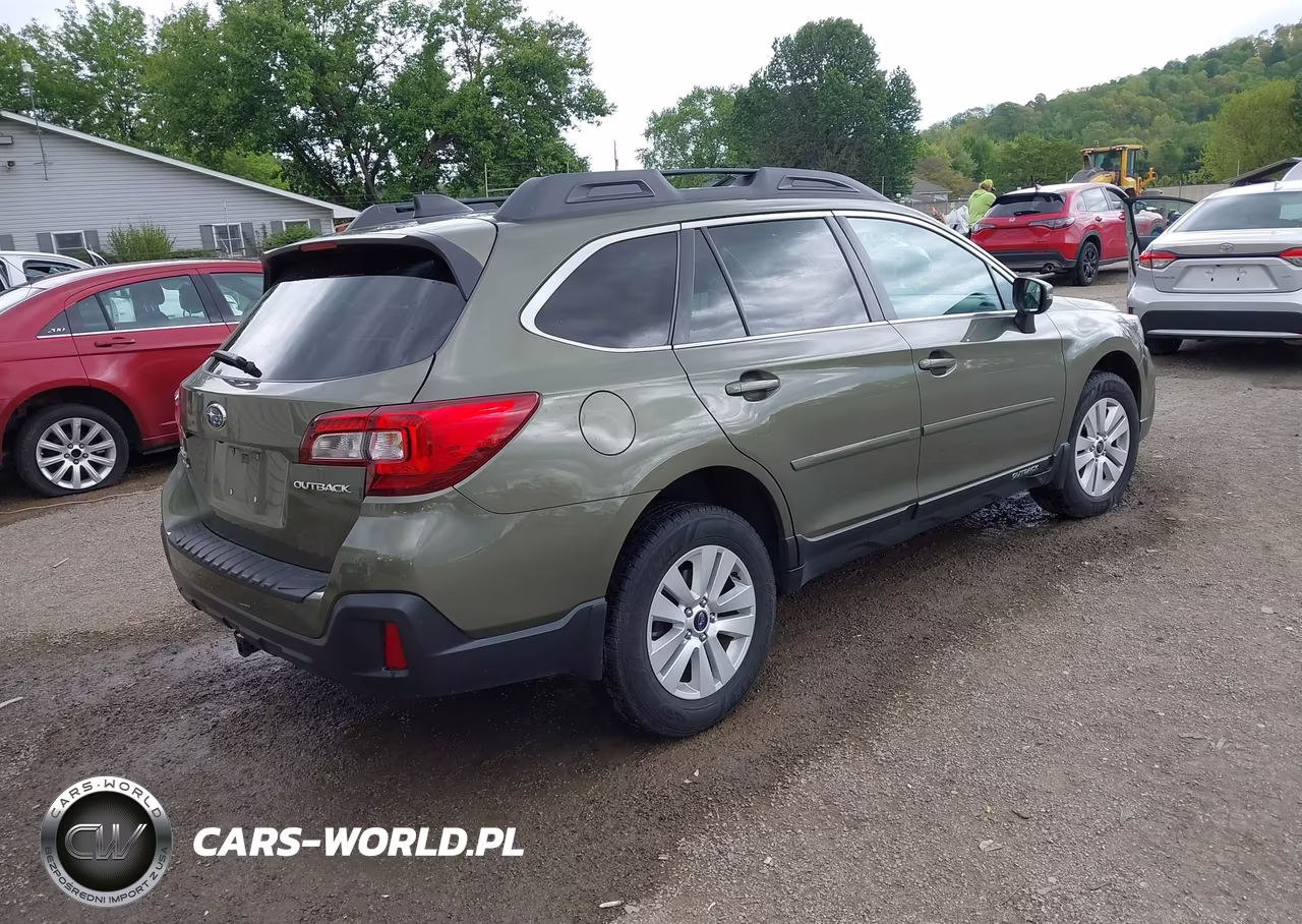 2018 Subaru Outback 2.5I Premium VIN:4S4BSAFC7J3341627 - 4