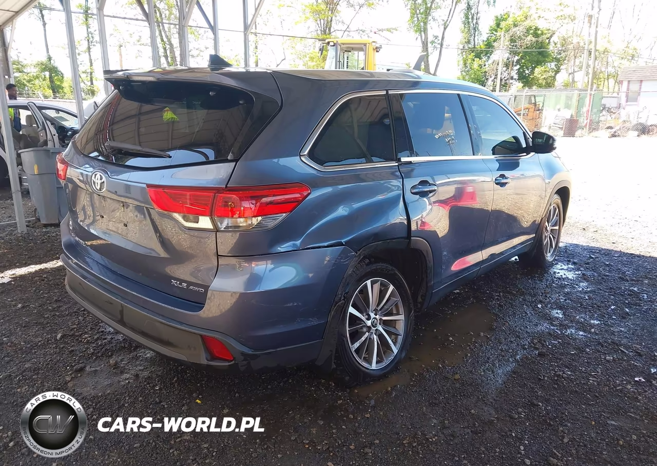 2019 Toyota Highlander Xle VIN:5TDJZRFH1KS991589 - 4