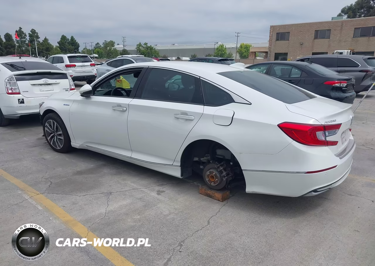 2018 Honda Accord Hybrid Touring VIN:1HGCV3F90JA003113 - 3