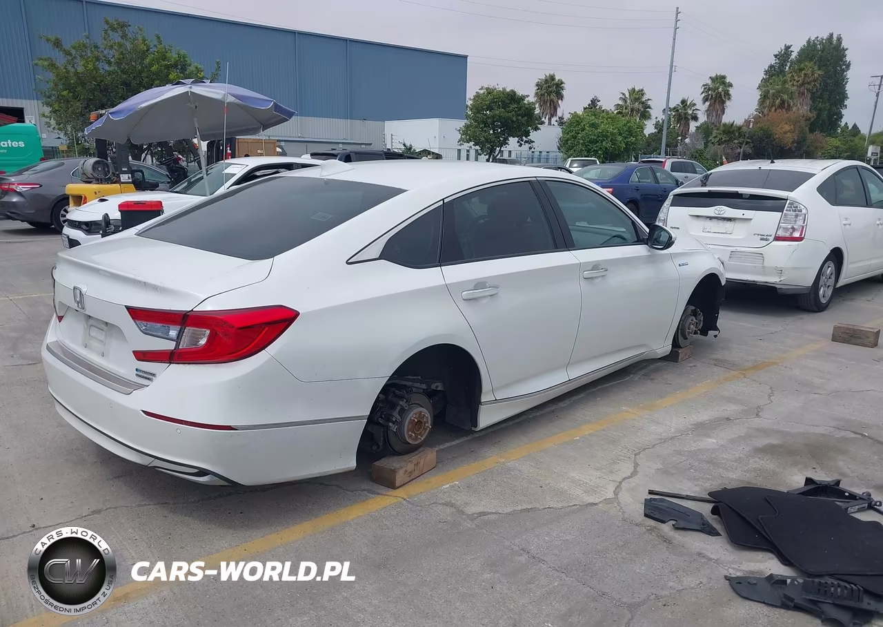 2018 Honda Accord Hybrid Touring VIN:1HGCV3F90JA003113 - 4