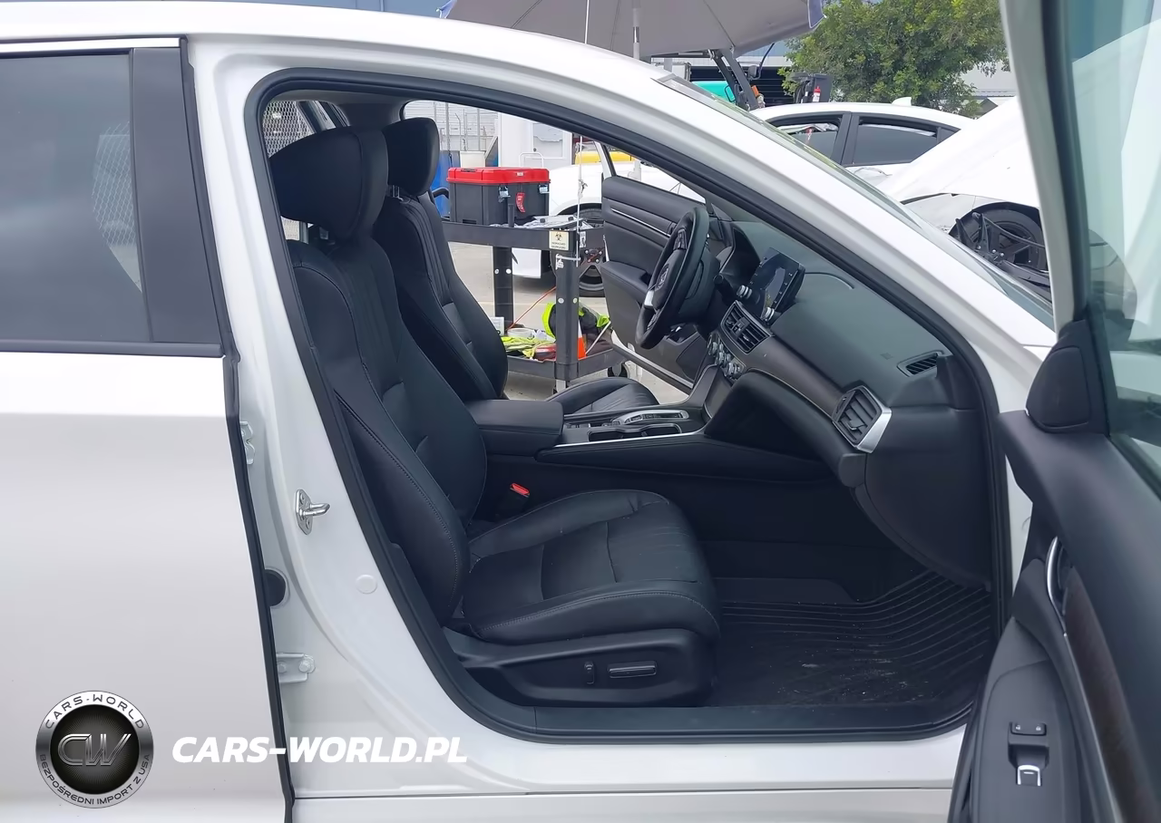 2018 Honda Accord Hybrid Touring VIN:1HGCV3F90JA003113 - 5