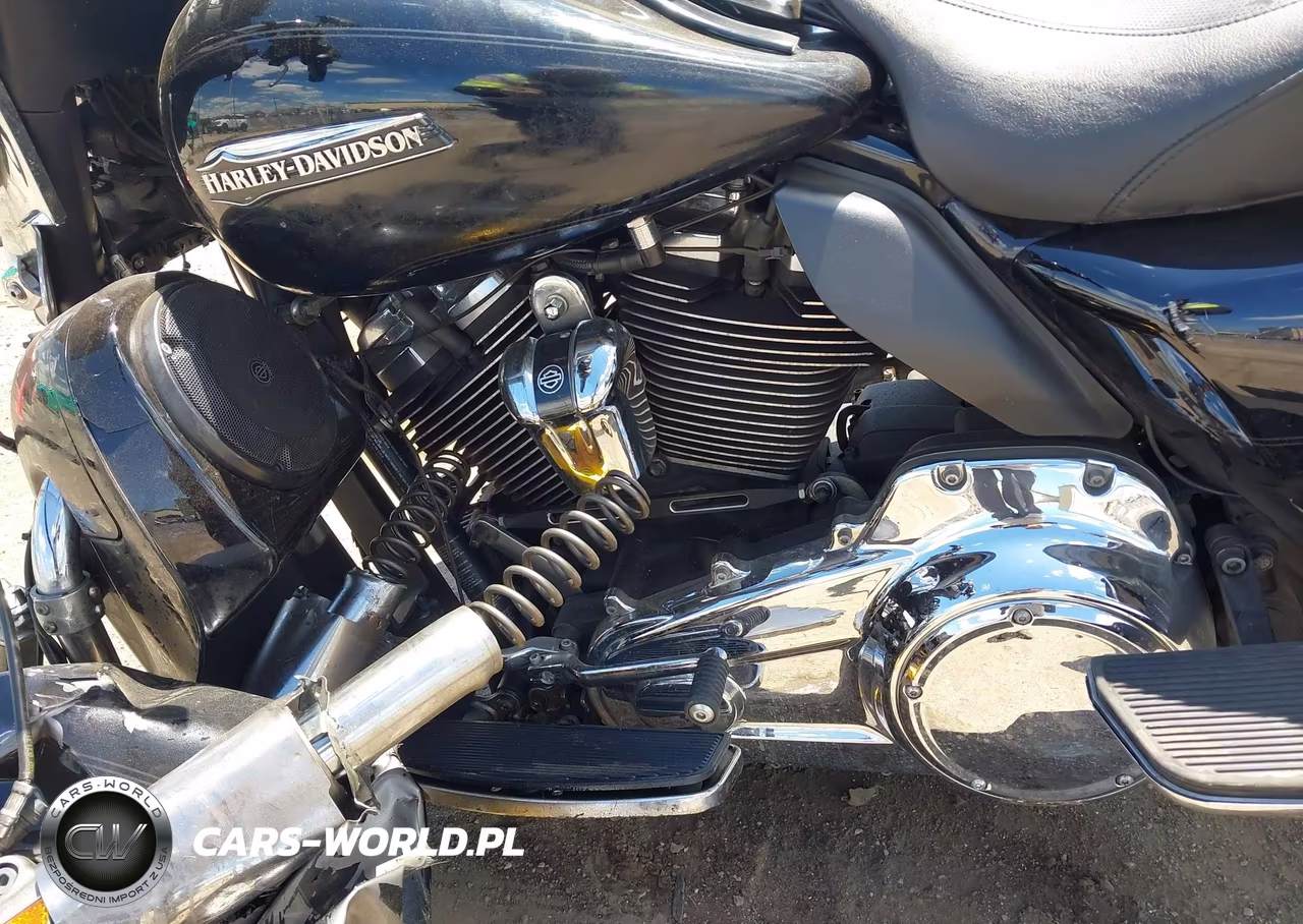 2018 Harley-Davidson Flhtcu Ultra Classic Electra Gld VIN:1HD1FCC12JB678729 - 9