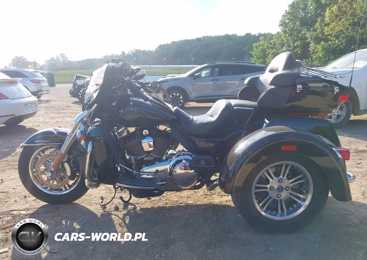 2015 Harley-Davidson Flhtcutg Tri Glide Ultra VIN:1HD1MAL17FB858497 - 12