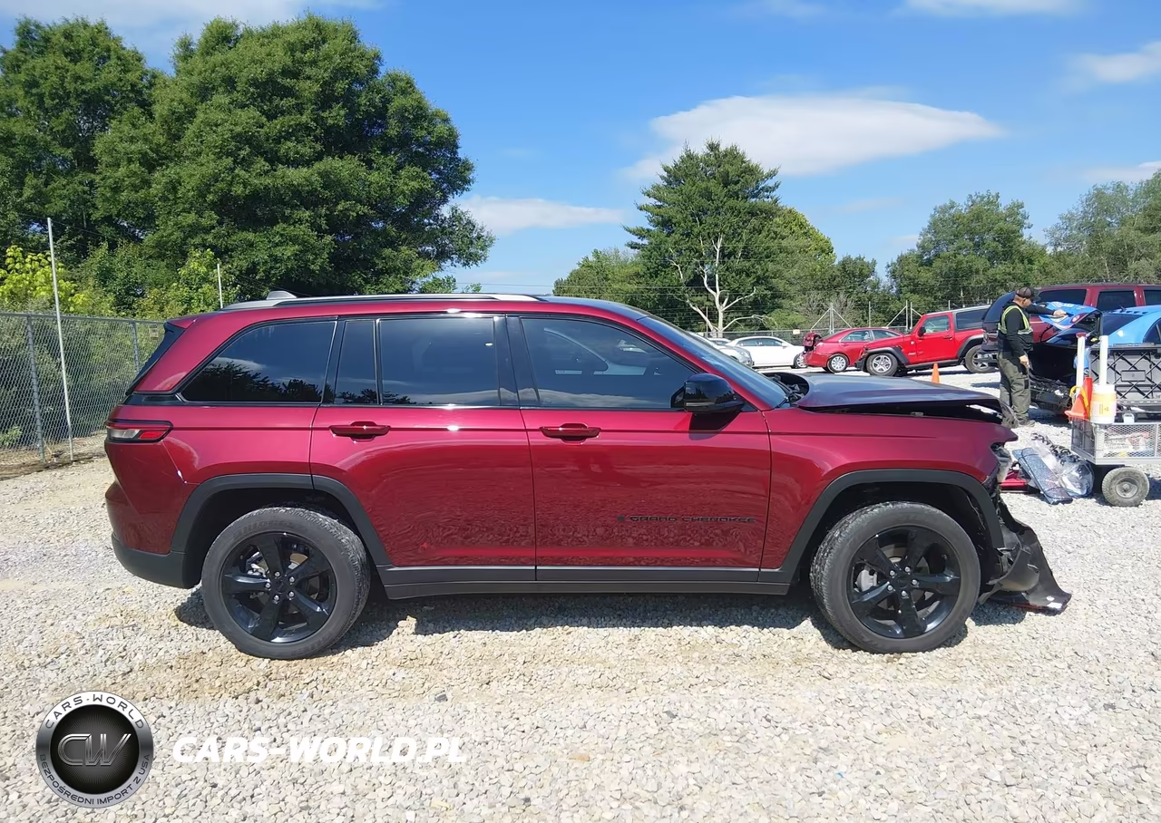 2023 Jeep Grand Cherokee Altitude 4X4 VIN:1C4RJHAG4PC531984 - 13