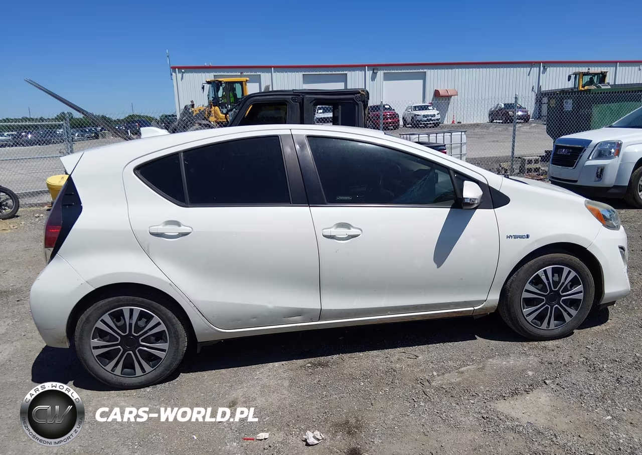 2015 Toyota Prius C Two VIN:JTDKDTB31F1086749 - 13