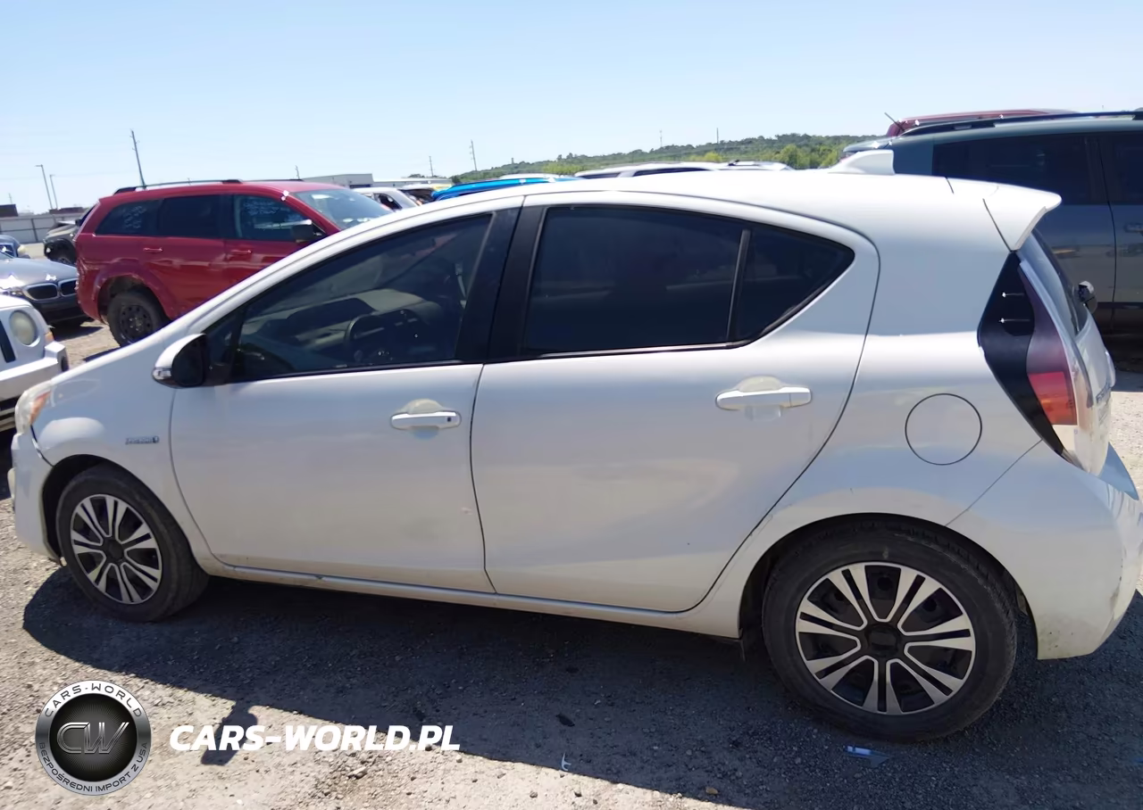 2015 Toyota Prius C Two VIN:JTDKDTB31F1086749 - 14