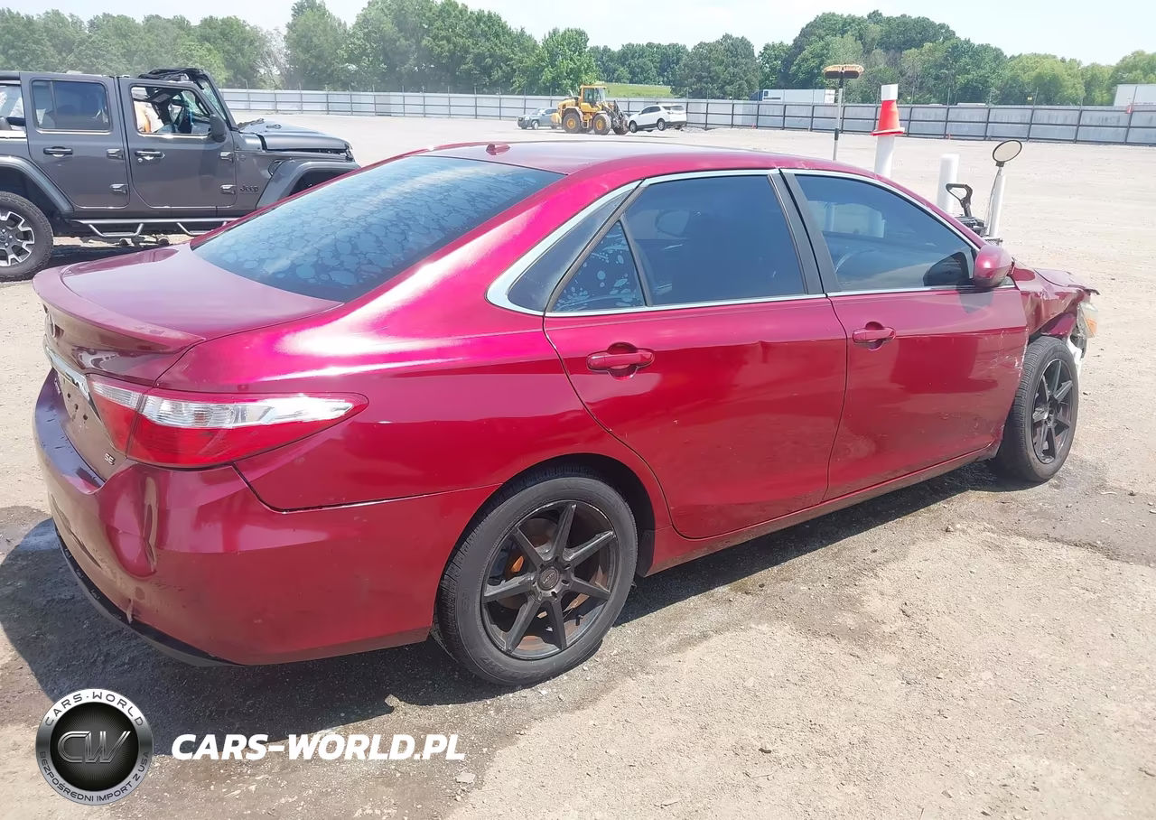 2015 Toyota Camry Se VIN:4T1BF1FK5FU882821 - 4