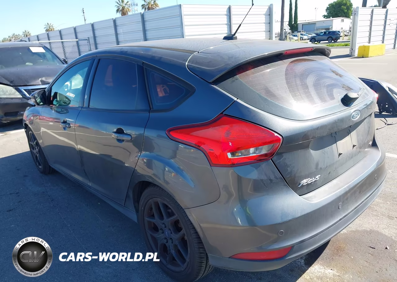 2016 Ford Focus Se VIN:1FADP3K27GL407129 - 3