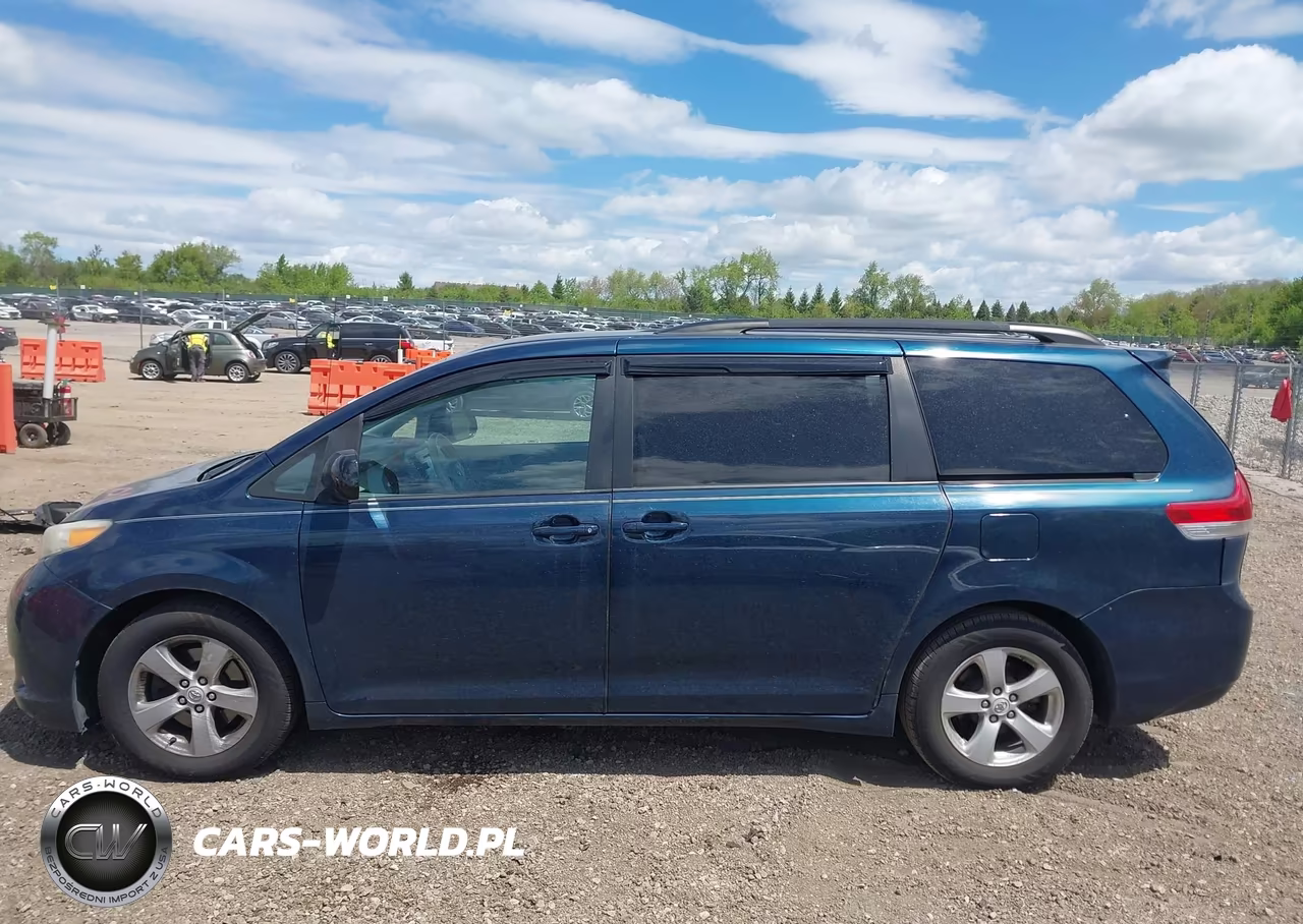 2011 Toyota Sienna Le V6 VIN:5TDKK3DCXBS129288 - 14
