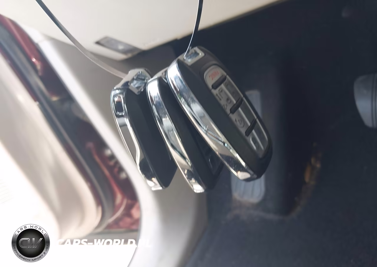 2018 Chrysler Pacifica Hybrid Limited VIN:2C4RC1N73JR365810 - 11