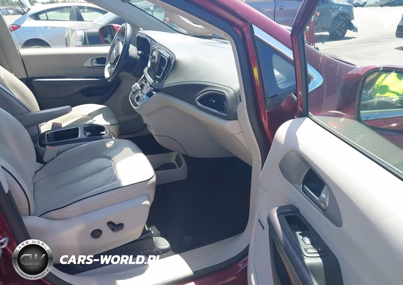 2018 Chrysler Pacifica Hybrid Limited VIN:2C4RC1N73JR365810 - 5