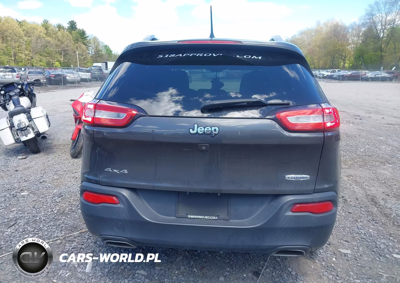 2015 Jeep Cherokee Latitude VIN:1C4PJMCS0FW513898 - 16